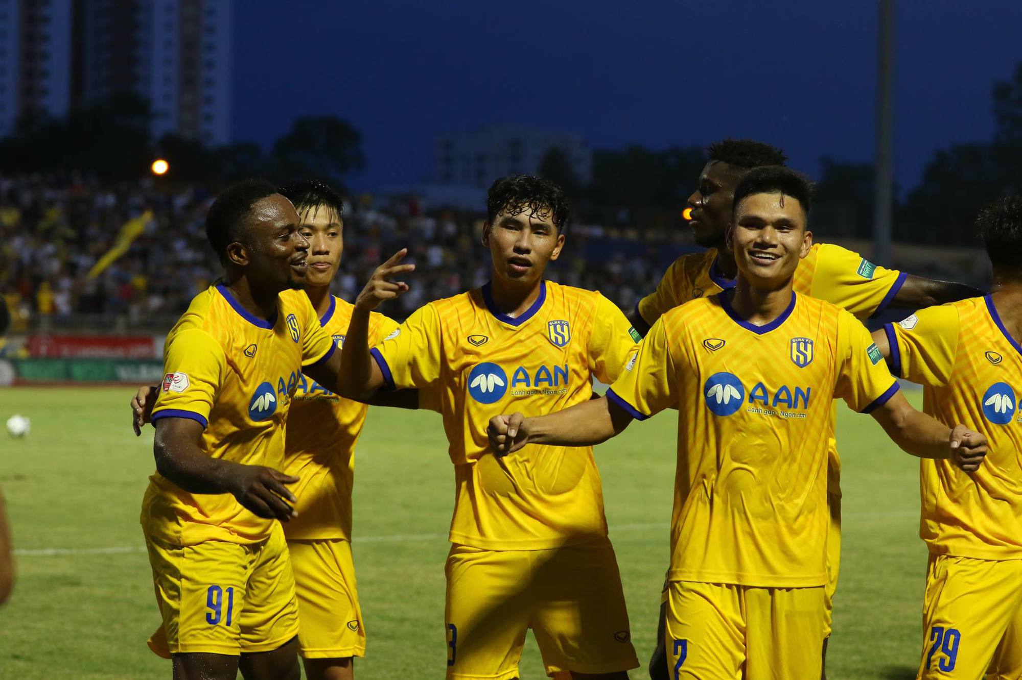 HLV Nguyễn Huy Hoàng khen ngợi các cầu thủ SLNA khi đội tuyển lên bảng nhì.   - Ảnh 1.