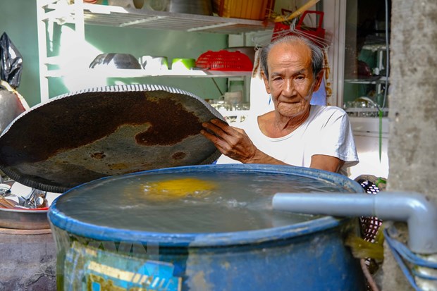 Một khu dân cư ở thành phố Cần Thơ hơn 10 năm rồi mà dân vẫn dùng nước sông, không có điện luôn - Ảnh 1.