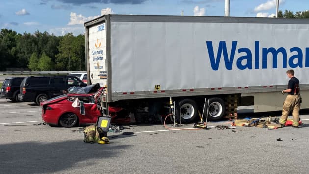 Một chiếc Tesla đã đâm vào đuôi một xe đầu kéo tại khu vực dừng chân bên đường Interstate 75 khiến cả người lái và hành khách thiệt mạng, sự vệc được nhìn thấy tại hiện trường vụ tai nạn gần Gainesville, Florida, ngày 6 tháng 7 năm 2022. Ảnh: @AFP.