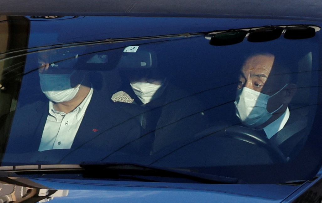 Vợ cựu Thủ tướng Abe Shinzo đưa thi thể chồng rời bệnh viện về Tokyo - Ảnh 2.