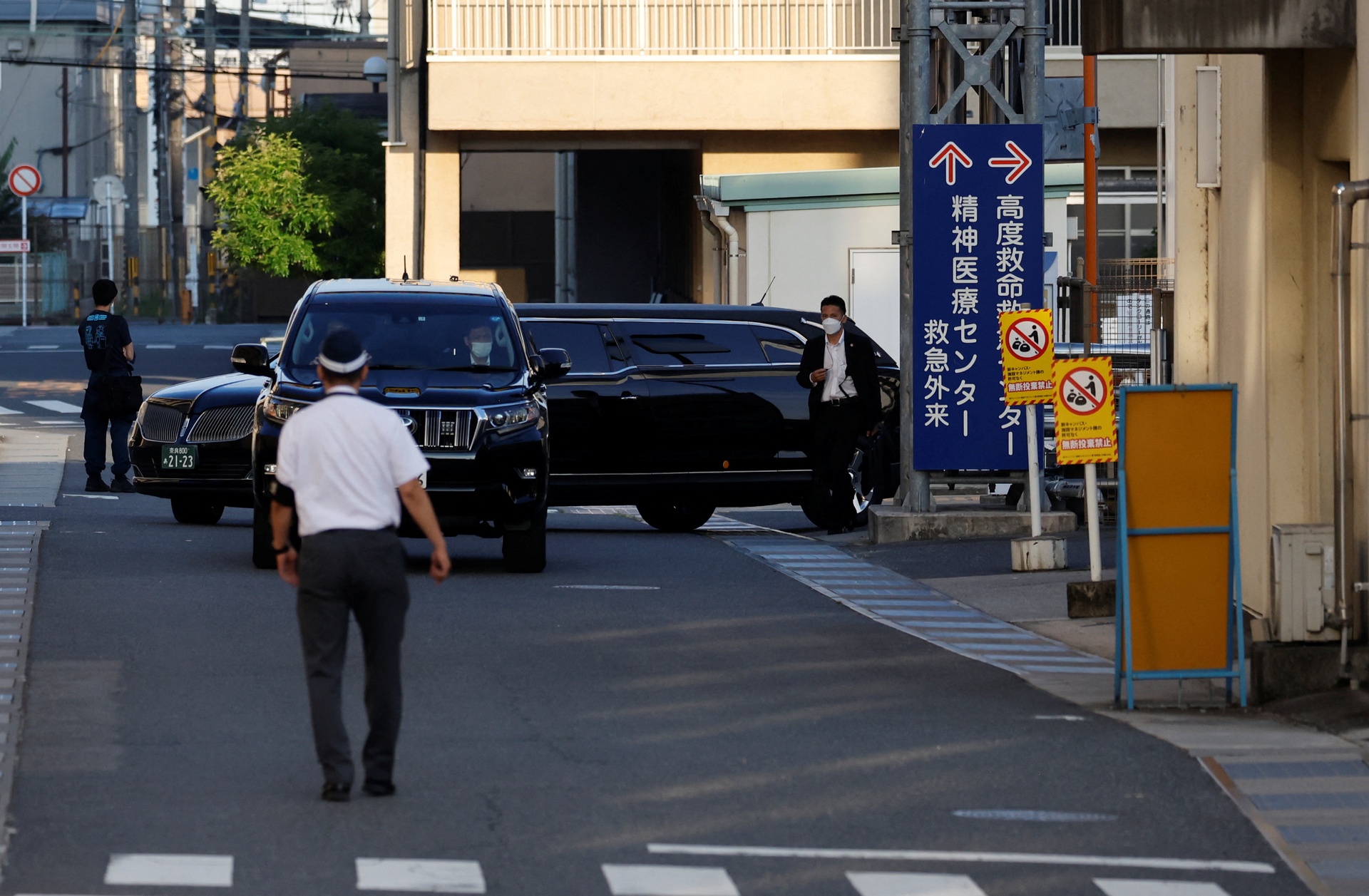 Vợ cựu Thủ tướng Abe Shinzo đưa thi thể chồng rời bệnh viện về Tokyo - Ảnh 4.