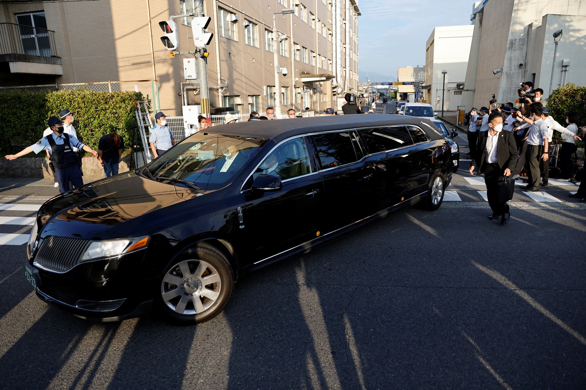 Vợ cựu Thủ tướng Abe Shinzo đưa thi thể chồng rời bệnh viện về Tokyo - Ảnh 5.