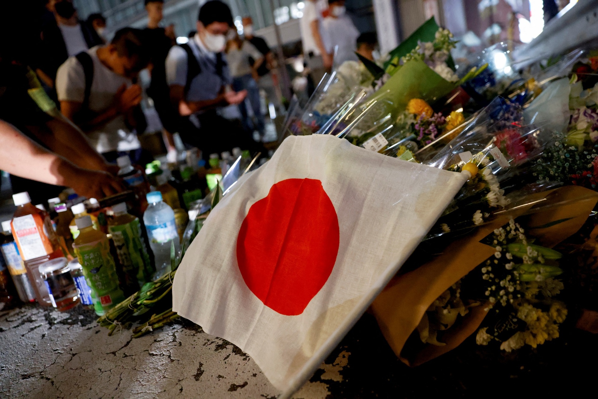 Vợ cựu Thủ tướng Abe Shinzo đưa thi thể chồng rời bệnh viện về Tokyo - Ảnh 6.