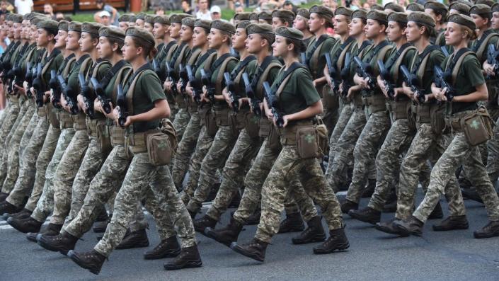 Quân đội Ukraine gia tăng đột biến các nữ tình nguyện viên - Ảnh 3.