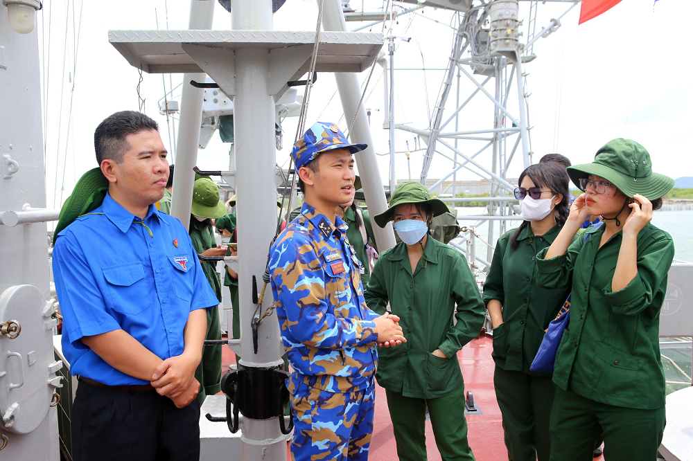 Sinh viên háo hức tham quan Lữ đoàn 171, Vùng 2 Hải quân - Ảnh 3.