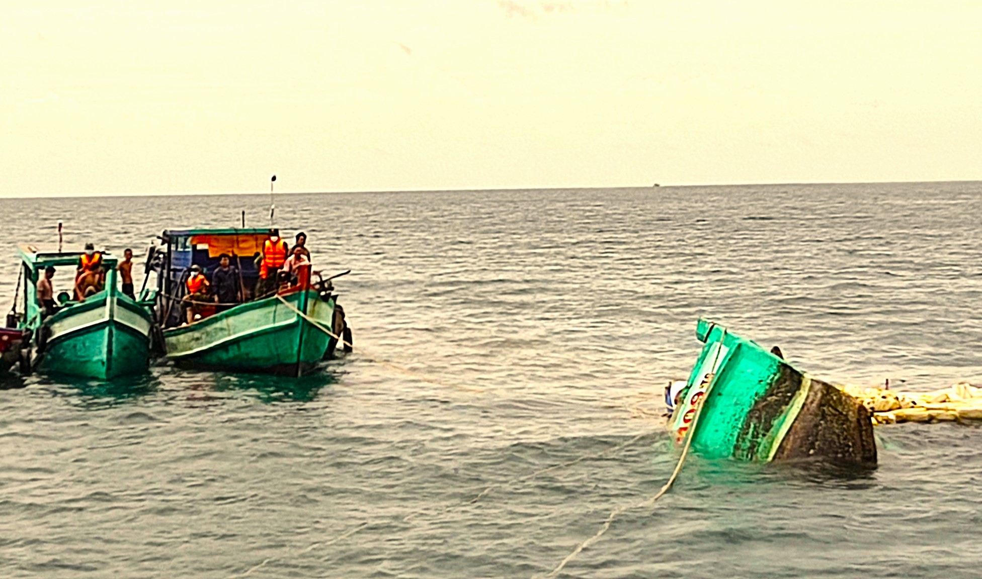 Tàu cá cùng 10 thuyền viên bị chìm, 1 ngư dân mất tích - Ảnh 1.