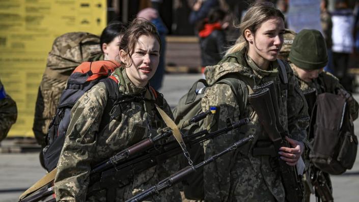 Quân đội Ukraine gia tăng đột biến các nữ tình nguyện viên - Ảnh 1.