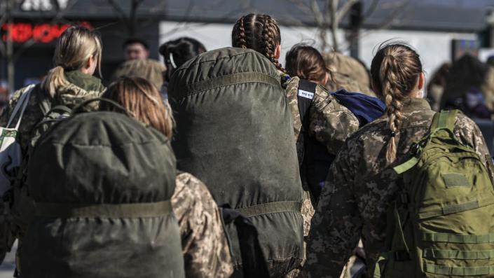 Quân đội Ukraine gia tăng đột biến các nữ tình nguyện viên - Ảnh 2.