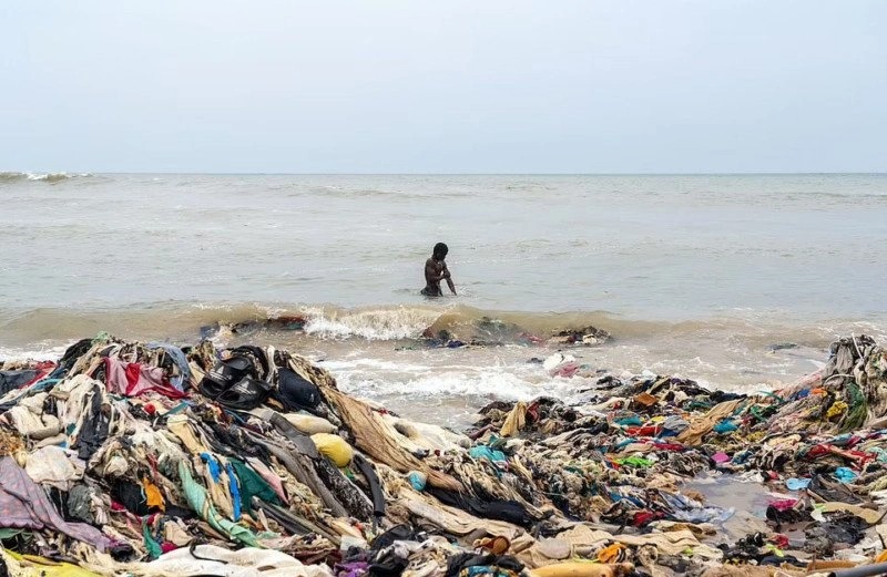 Kinh hoàng hình ảnh bãi biển ở châu Phi như núi rác - Ảnh 1.