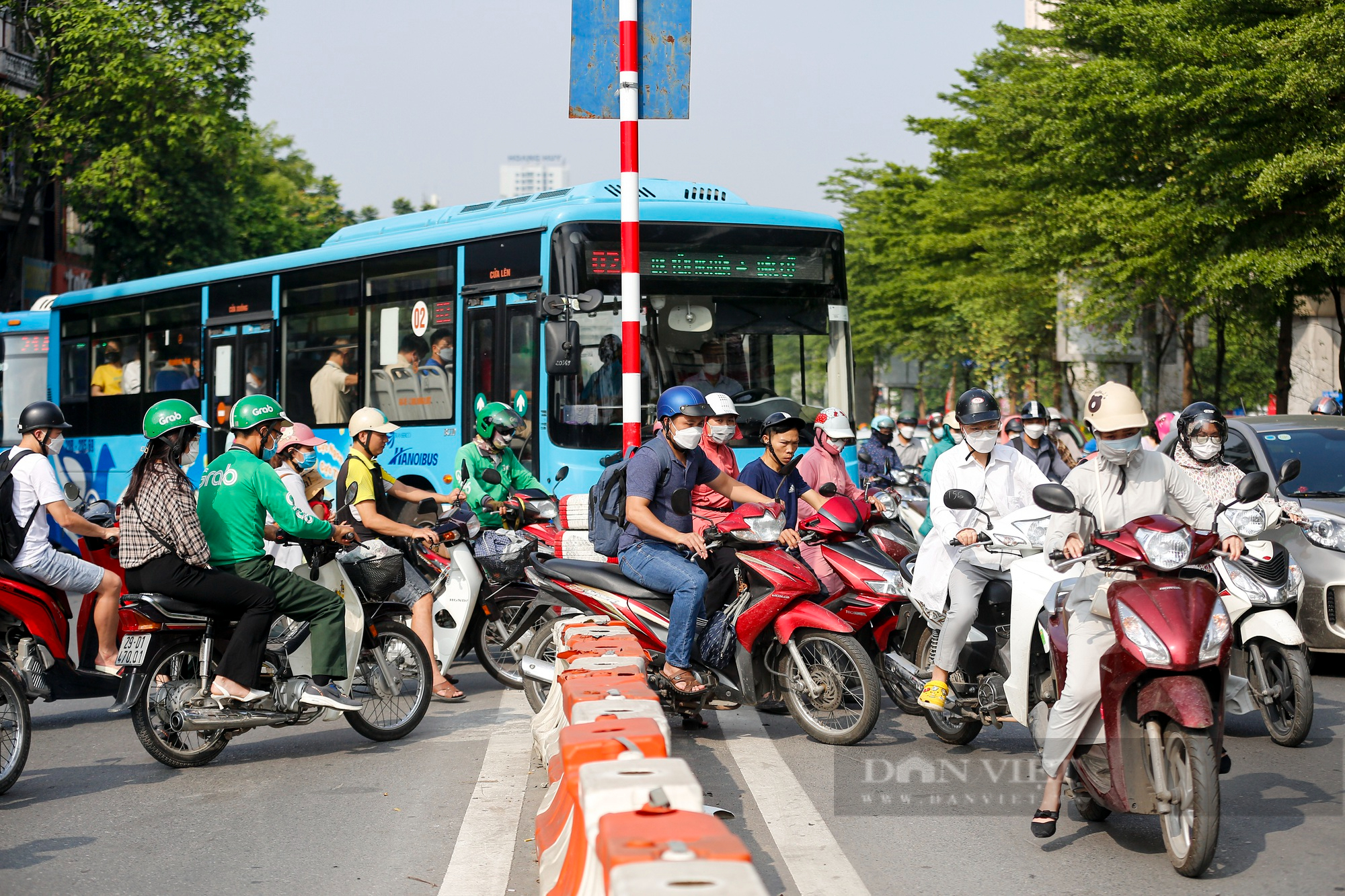 Cận cảnh đường 10 làn xe sắp được Hà Nội phân làn cứng tách riêng ô tô, xe máy để giảm ùn tắc - Ảnh 10.