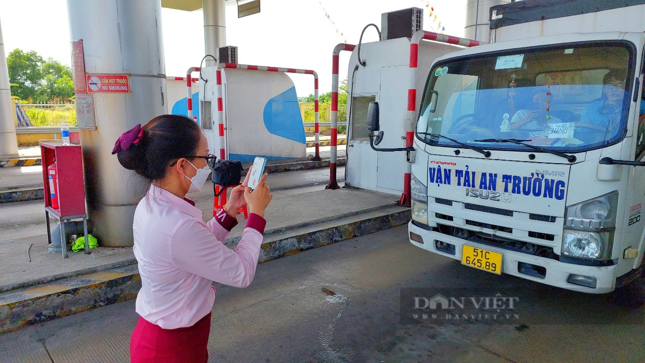 Nhiều tài xế bức xúc quay xe trong ngày đầu thu phí không dừng trên cao tốc Đà Nẵng - Quảng Ngãi - Ảnh 7.