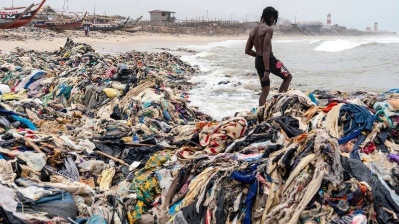 Kinh hoàng hình ảnh bãi biển ở châu Phi như núi rác - Ảnh 4.