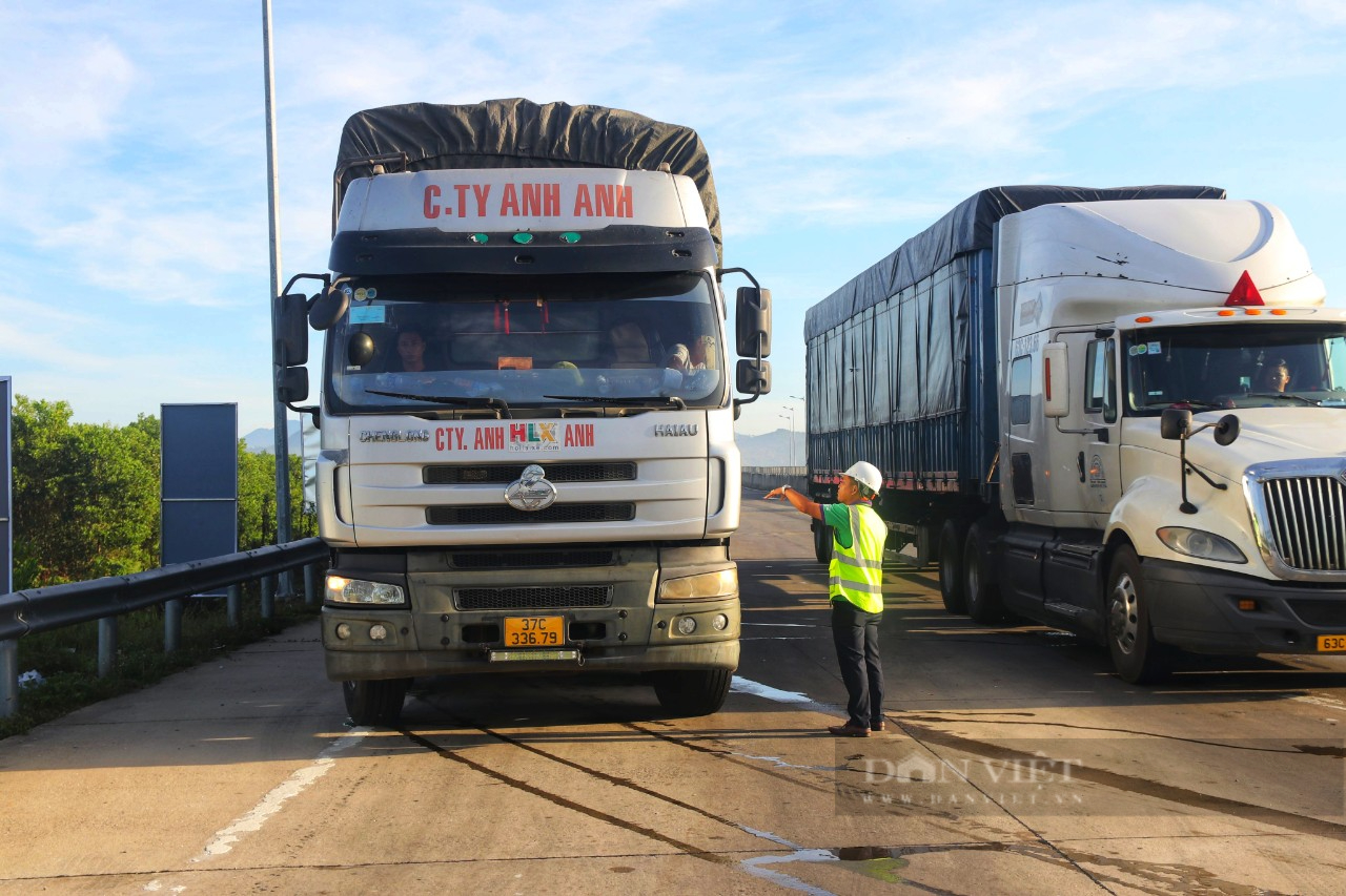 Nhiều tài xế bức xúc quay xe trong ngày đầu thu phí không dừng trên cao tốc Đà Nẵng - Quảng Ngãi - Ảnh 5.