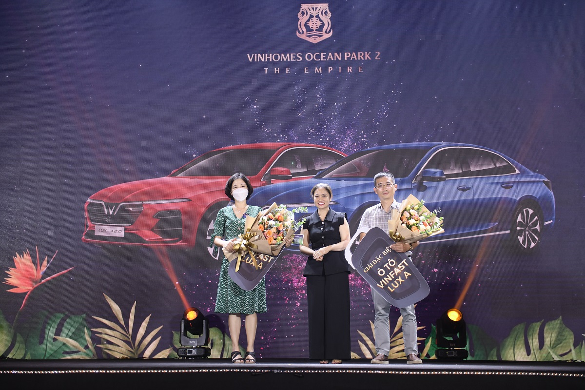 Hai khách hàng may mắn giành giải đặc biệt là xe ô tô VinFast Lux A2.0 bằng hình thức bốc thăm trúng thưởng trong phiên mở bán