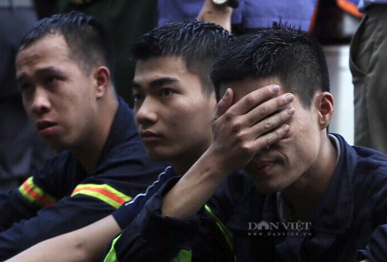 Truy tặng huy hiệu &quot;Tuổi trẻ dũng cảm&quot; cho 2 chiến sĩ trẻ trong vụ cháy quán karaoke ở Hà Nội - Ảnh 1.