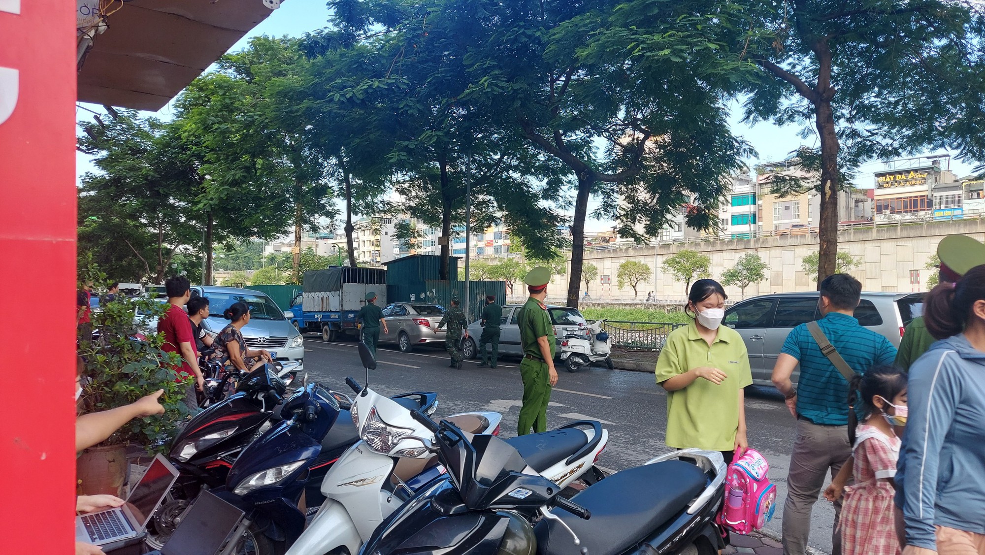 Hà Nội: Cảnh sát liên tục ra vào hiện trường vụ cháy ở phường Quan Hoa - Ảnh 6.