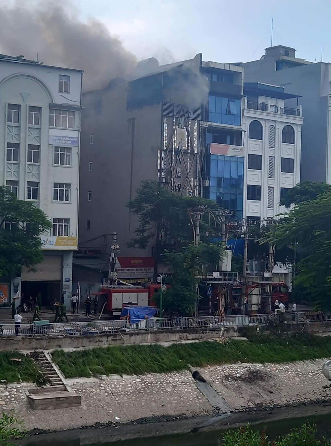 Hà Nội: Cảnh sát liên tục ra vào hiện trường vụ cháy ở phường Quan Hoa - Ảnh 1.