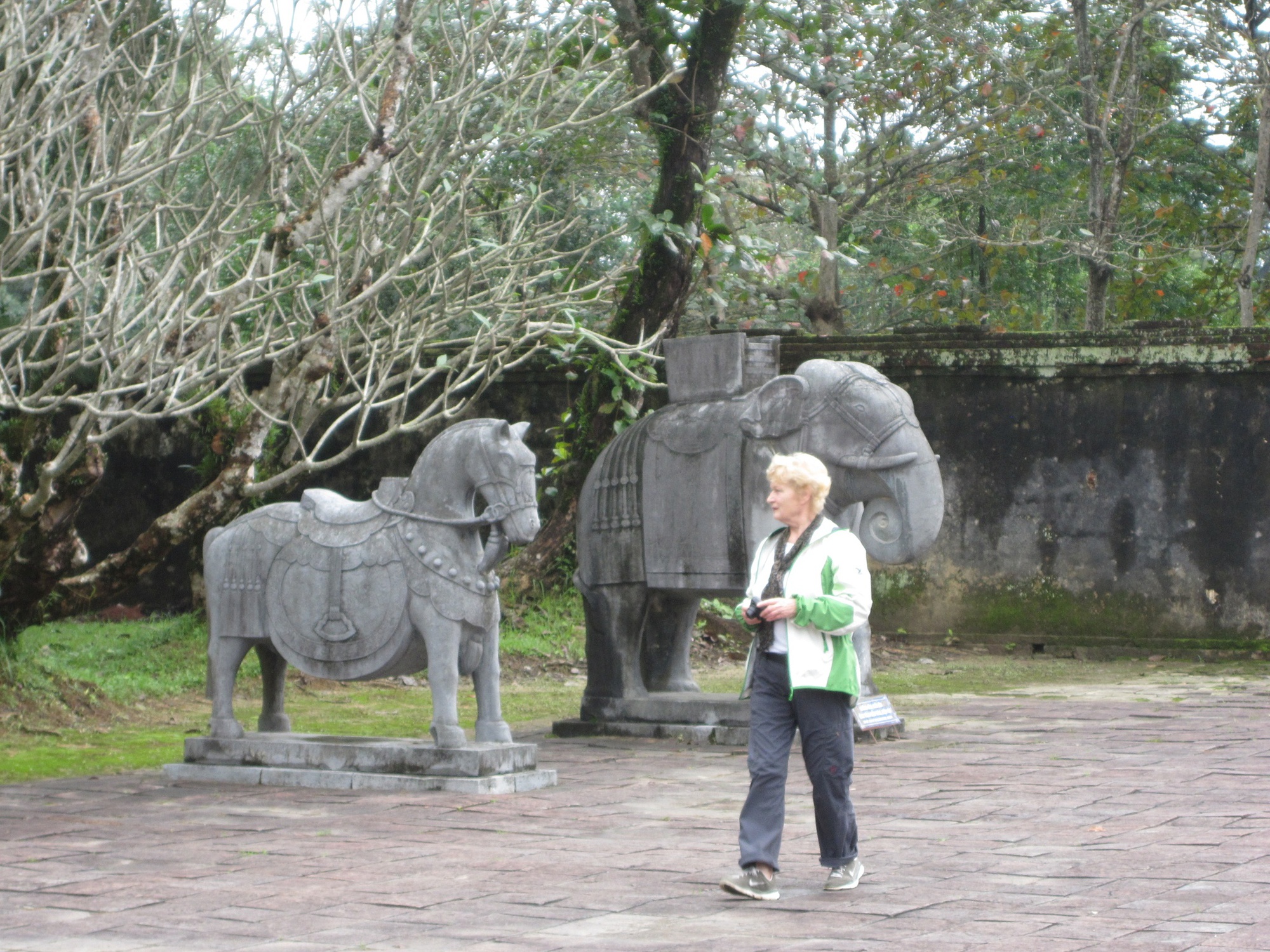 Con ngựa trong các khu lăng mộ vua Nguyễn biểu tượng cho điều gì? - Ảnh 2.