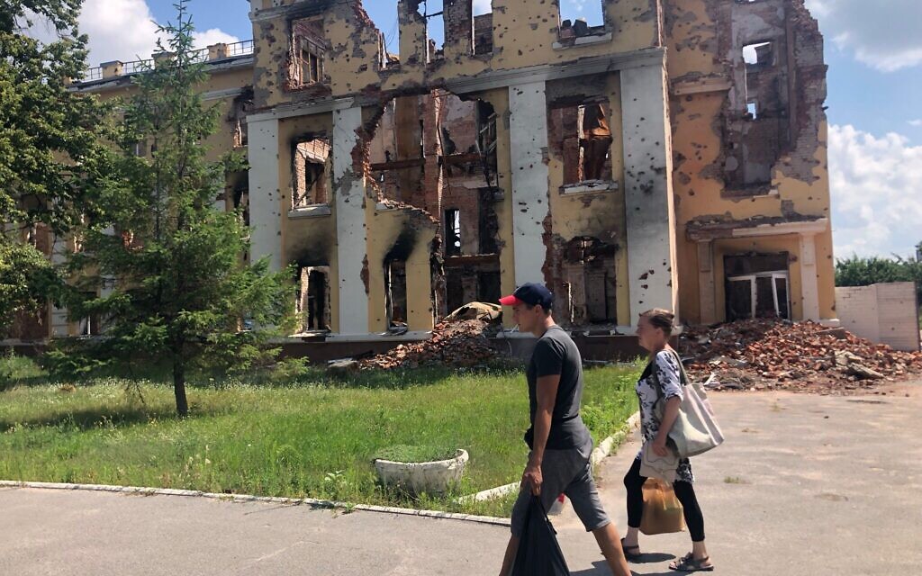 Chiến sự Nga-Ukraine: Bị tấn công dữ dội, Kharkov tan hoang nhưng cuộc sống vẫn sôi động - Ảnh 3.
