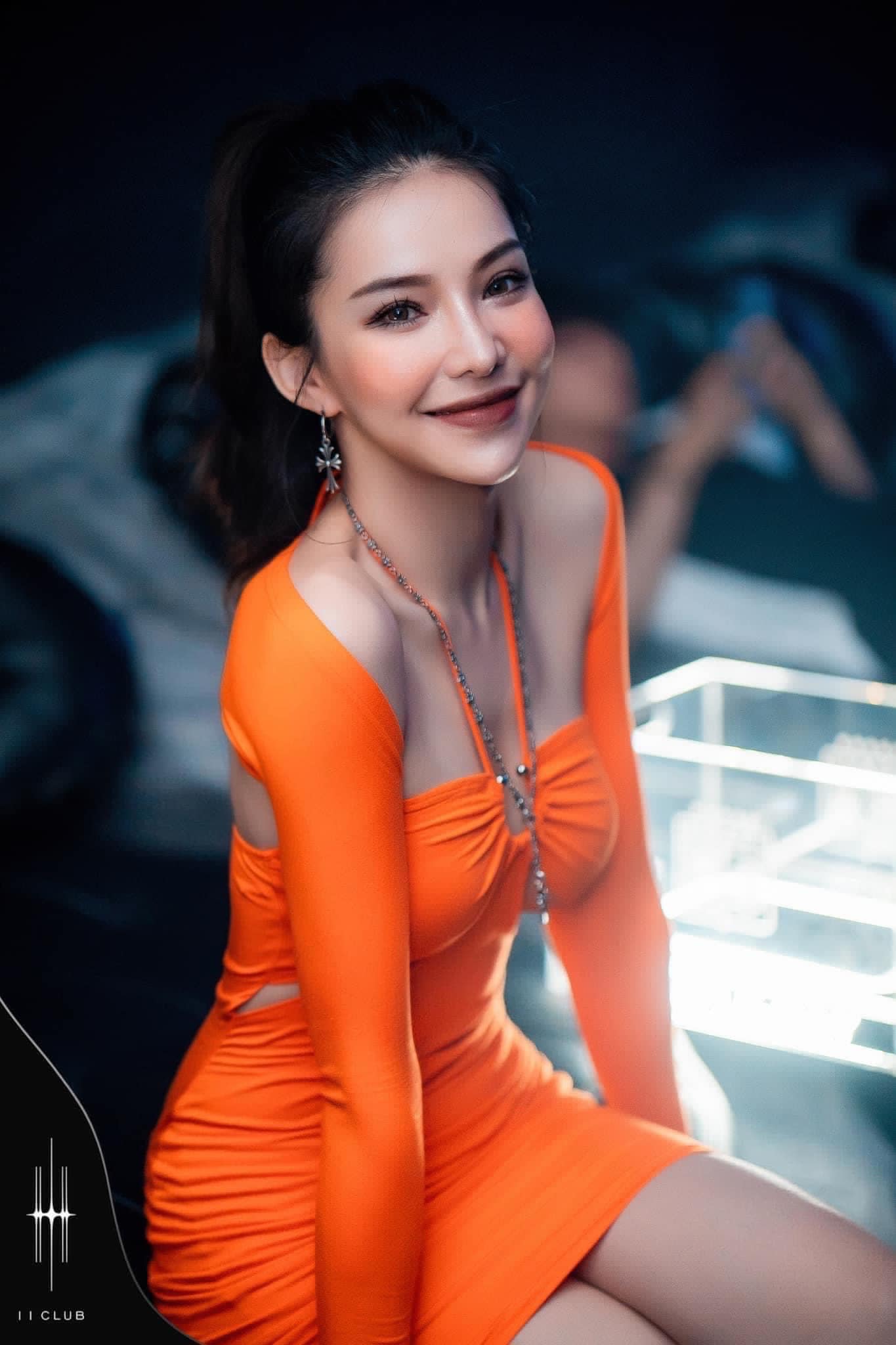 Nữ diễn viên Lưu Đê Ly khoe tổ ấm tông xám, trắng sang trọng, hiện đại - Ảnh 1.