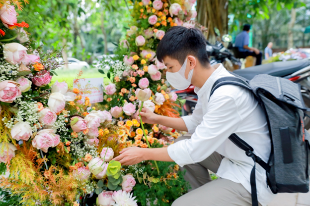 Những người mẹ đặc biệt lần đầu tiên trong đời được nhận hoa từ con - Ảnh 1.