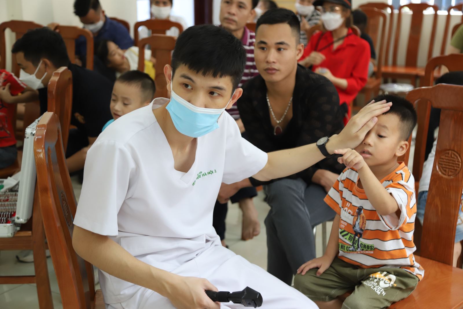 Bệnh viện Mắt Hà Nội 2 khám, chỉ định phẫu thuật các dị tật mắt tại Vĩnh Phúc - Ảnh 1.