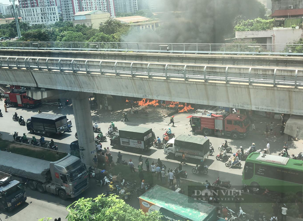 Hà Nội: Cháy lớn tại cửa hàng điện thoại trên đường Hồ Tùng Mậu - Ảnh 1.
