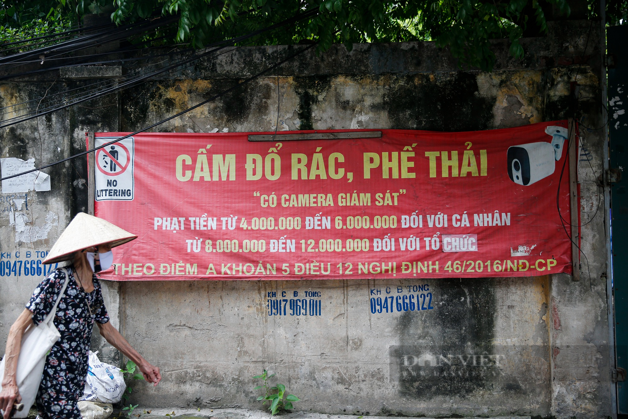 Ớn lạnh hàng trăm bơm kim tiêm &quot;ẩn nấp&quot; trong đống rác trải dài 100 mét ven đường tại Hà Nội - Ảnh 11.