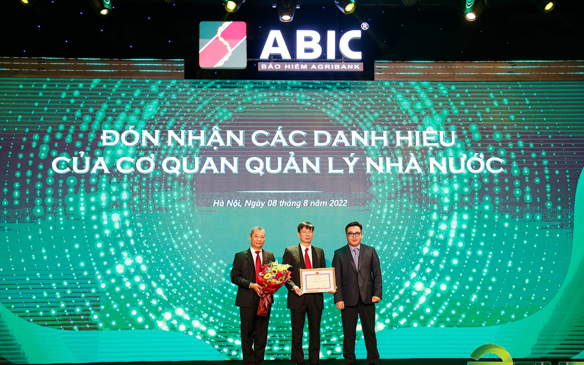 Những hình ảnh ấn tượng trong chương trình kỷ niệm 15 năm Bảo hiểm Agribank xây dựng và phát triển