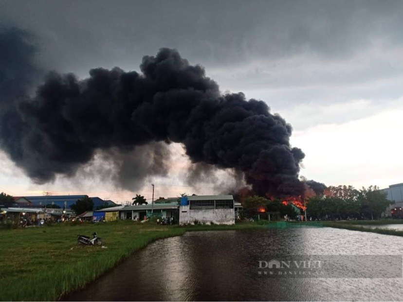 Cháy lớn công ty sản xuất keo ở Long An: Thiệt hại ước tính hàng chục tỷ đồng