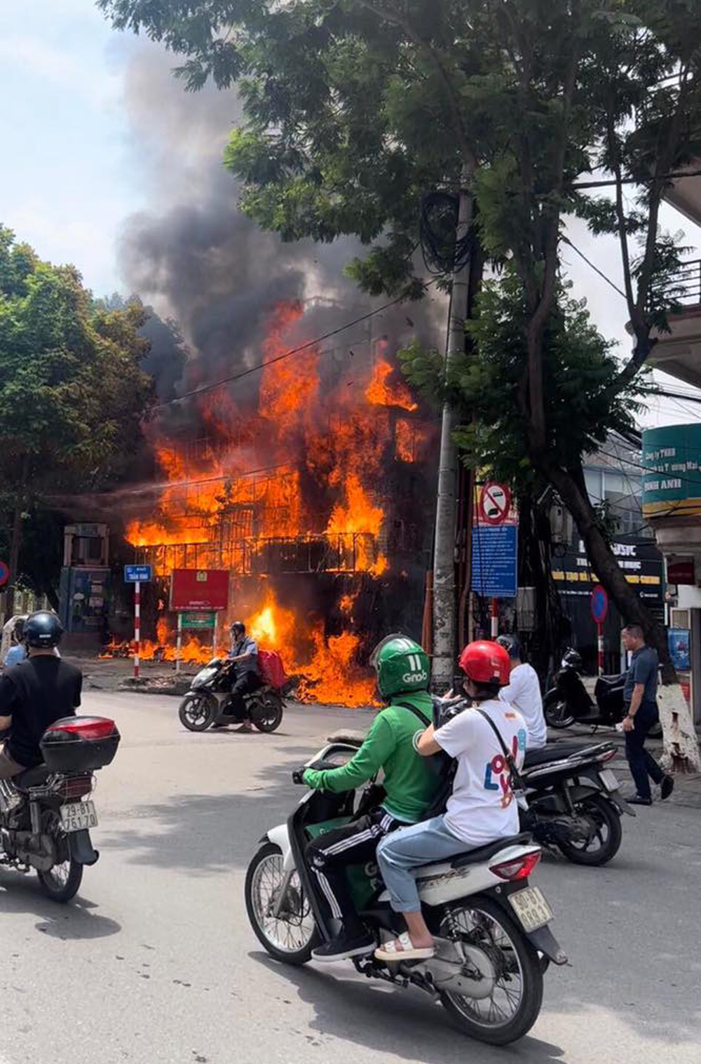 Hà Nội: Cháy lớn tại cửa hàng điện thoại trên đường Hồ Tùng Mậu - Ảnh 2.