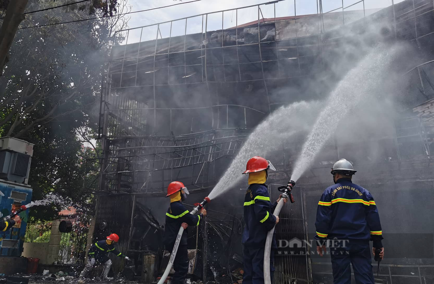 Hà Nội: Cháy lớn tại cửa hàng điện thoại trên đường Hồ Tùng Mậu - Ảnh 3.