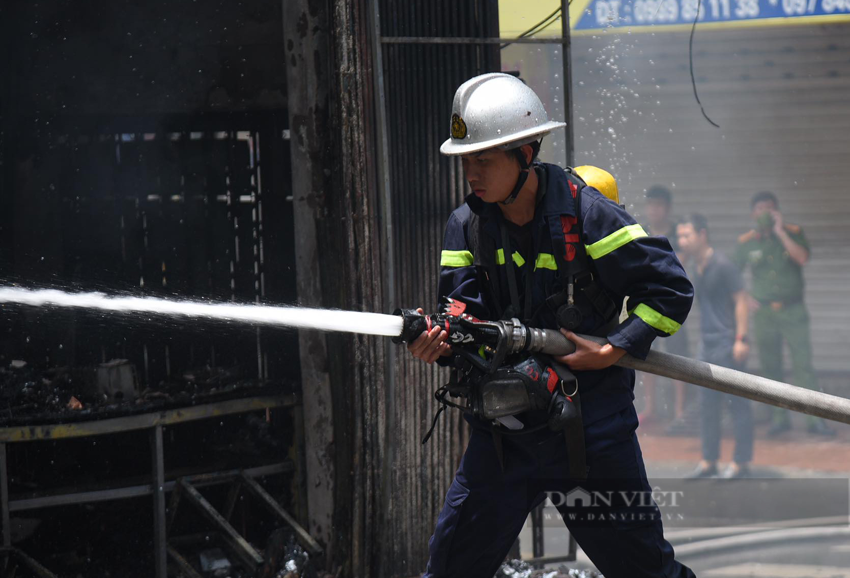 Hà Nội: Cháy lớn tại cửa hàng điện thoại trên đường Hồ Tùng Mậu - Ảnh 4.