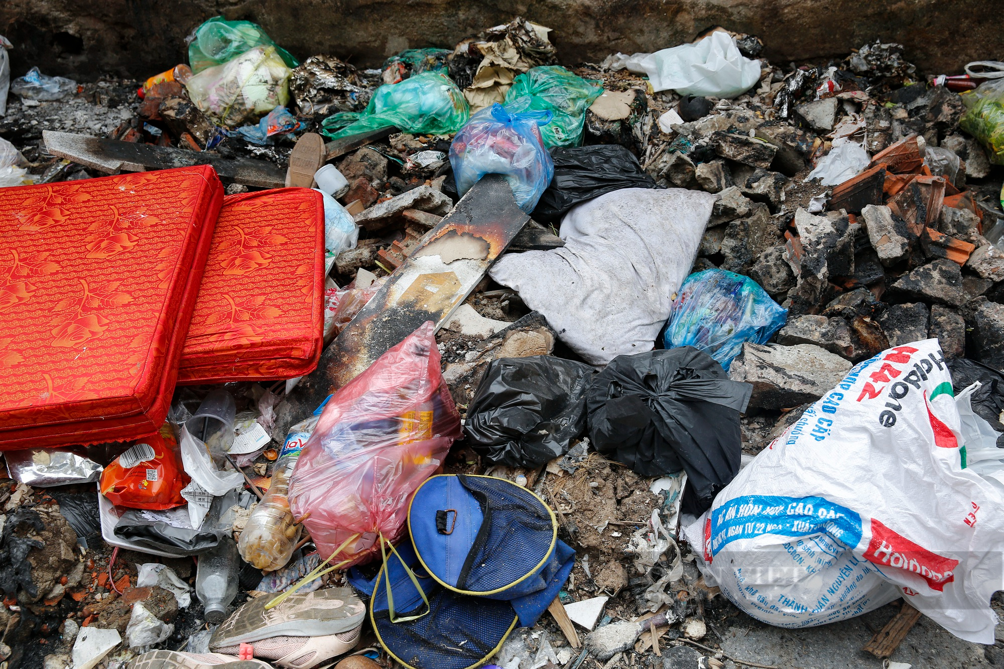 Ớn lạnh hàng trăm bơm kim tiêm &quot;ẩn nấp&quot; trong đống rác trải dài 100 mét ven đường tại Hà Nội - Ảnh 4.