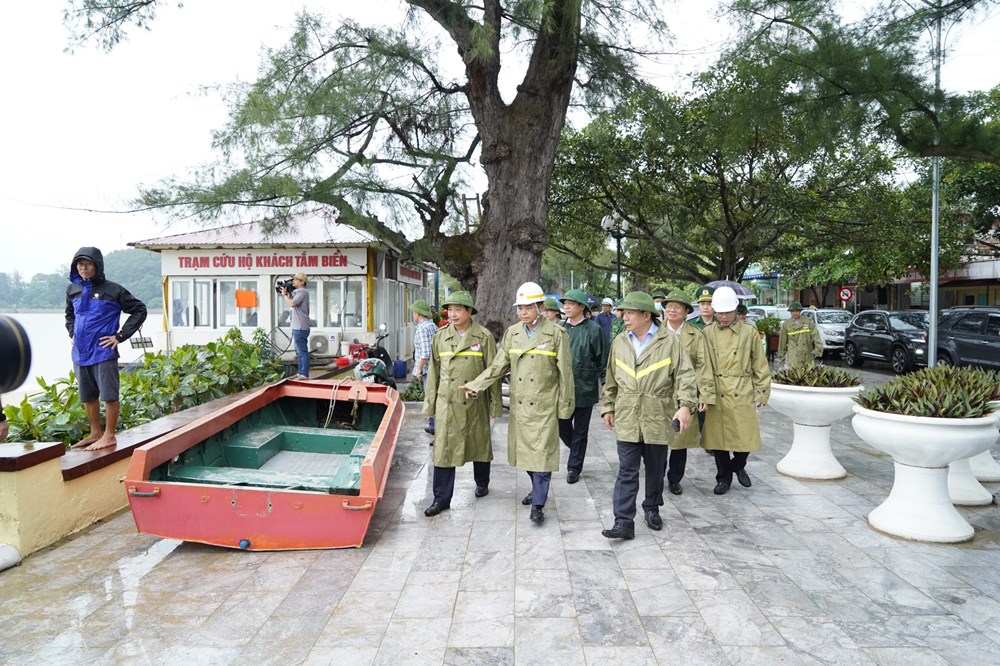 Thứ trưởng Bộ Nông nghiệp và Phát triển nông thôn kiểm tra công tác ứng phó với Bão số 2 tại Hải Phòng - Ảnh 2.