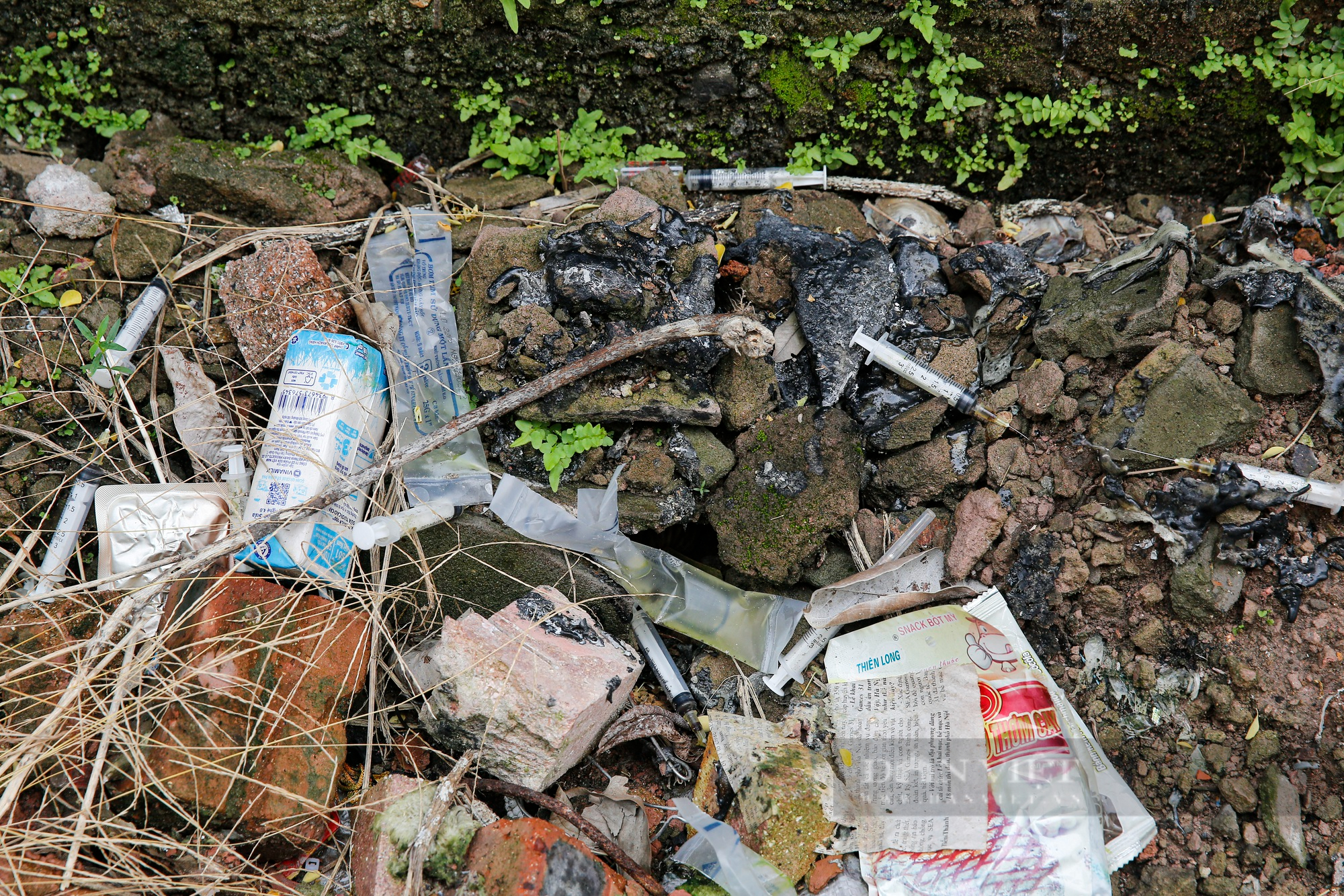 Ớn lạnh hàng trăm bơm kim tiêm &quot;ẩn nấp&quot; trong đống rác trải dài 100 mét ven đường tại Hà Nội - Ảnh 7.