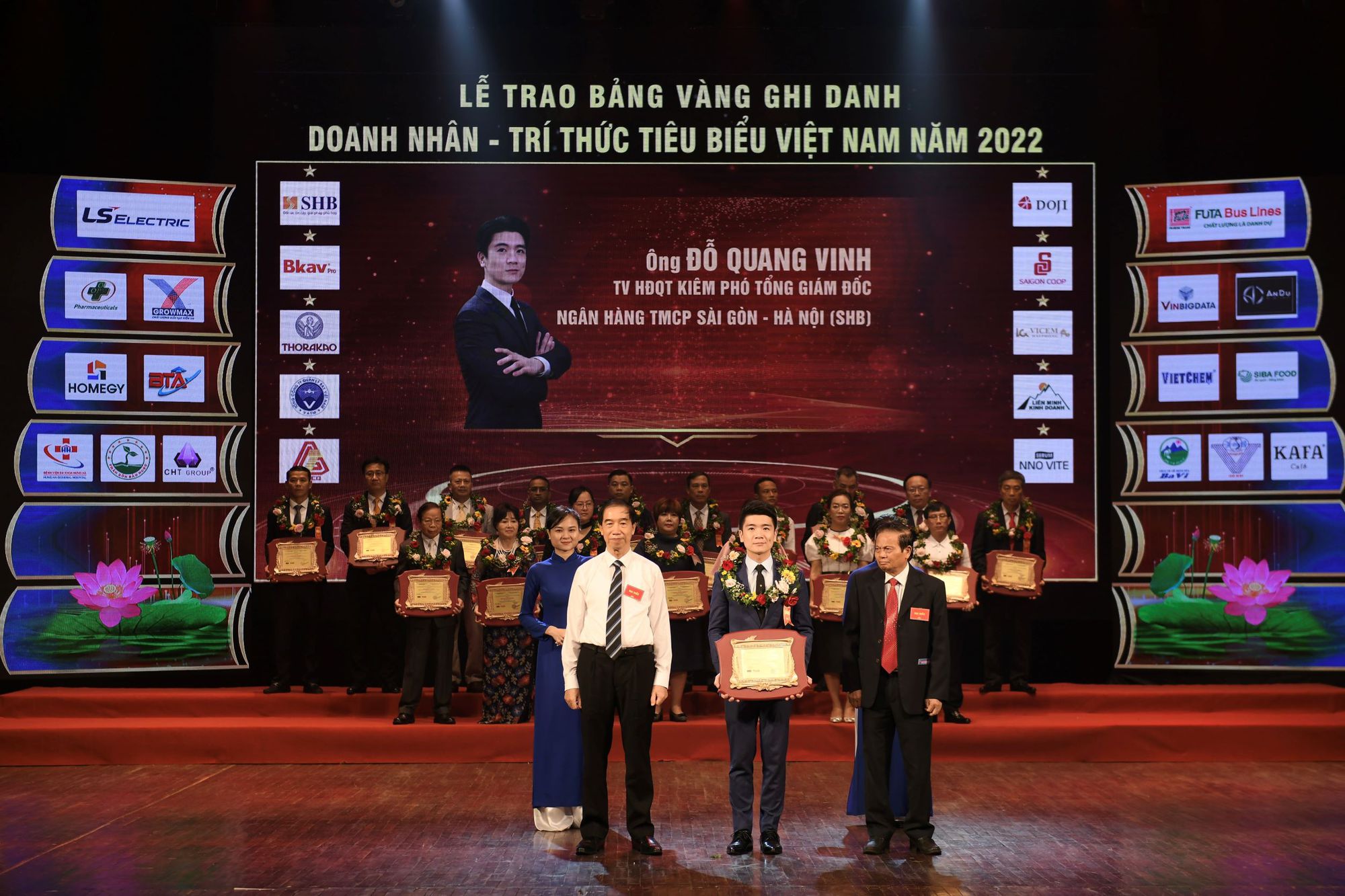 Với tư tưởng lớn “dám nghĩ dám làm” và những thành công bước đầu trong hoạt động chuyển đổi số tại SHB, ông Đỗ Quang Vinh được vinh danh giải thưởng “Doanh nhân vàng Việt Nam năm 2022”