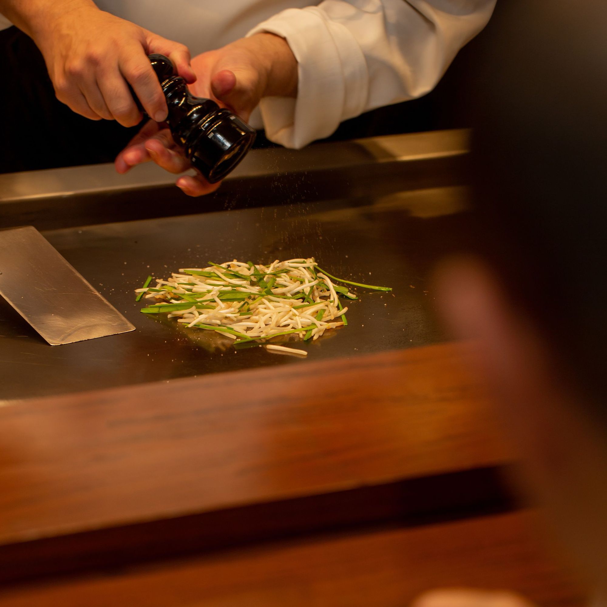 Tại nhà hàng Koki- Capella Hanoi, đầu bếp hạng sao Michelin Junichi Yoshida đã chọn một loại thịt bò còn đẳng cấp hơn cả Kobe - Ảnh 3.