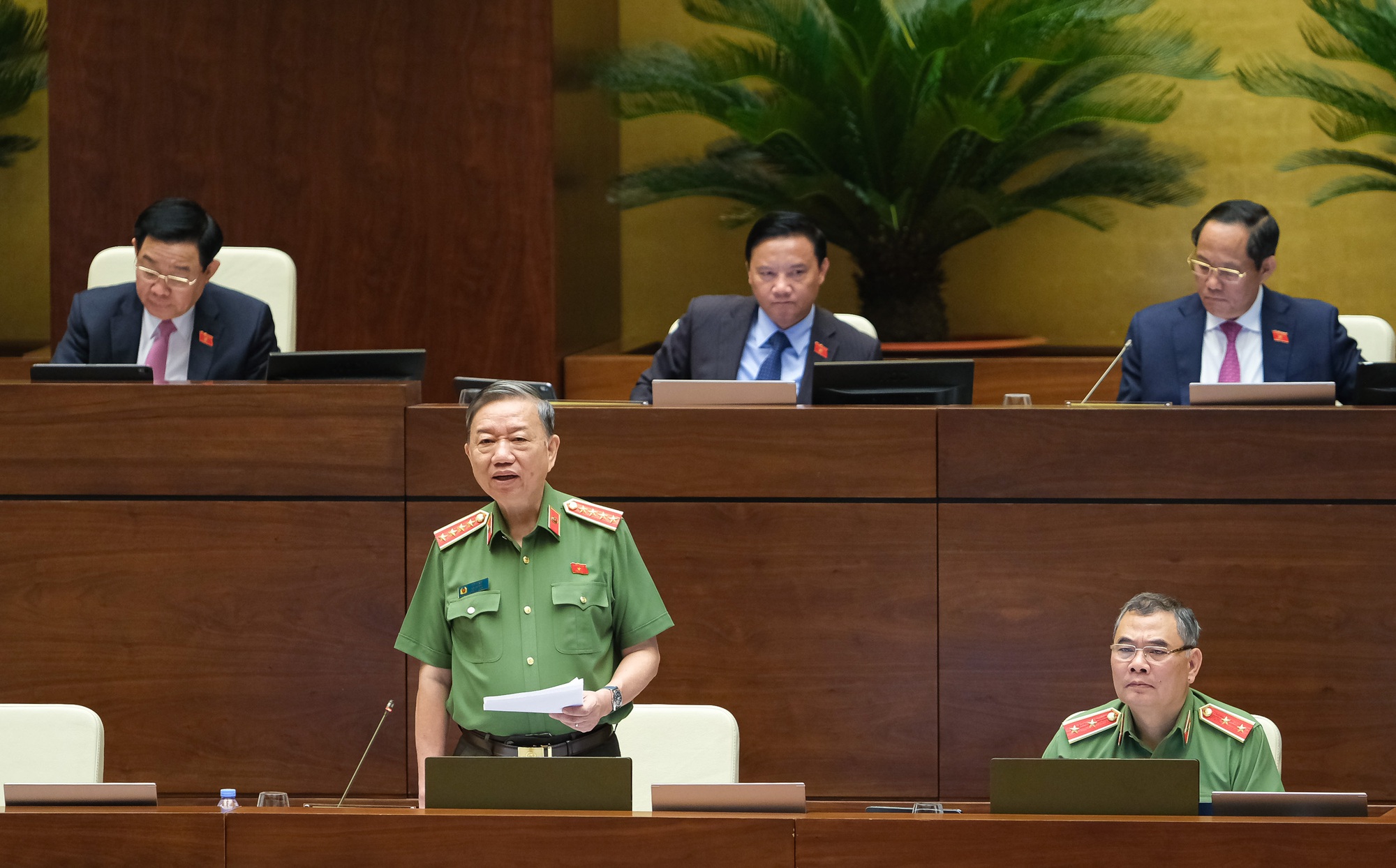 Đại biểu Quốc hội tranh luận &quot;nóng&quot; với Bộ trưởng Công an Tô Lâm về việc thu sổ hộ khẩu giấy - Ảnh 1.