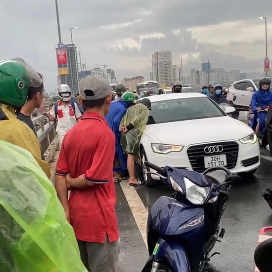 Điều tra vụ người đàn ông rơi xuống cầu Nhật Tân và chiếc xe Audi bị bỏ lại trên cầu - Ảnh 1.