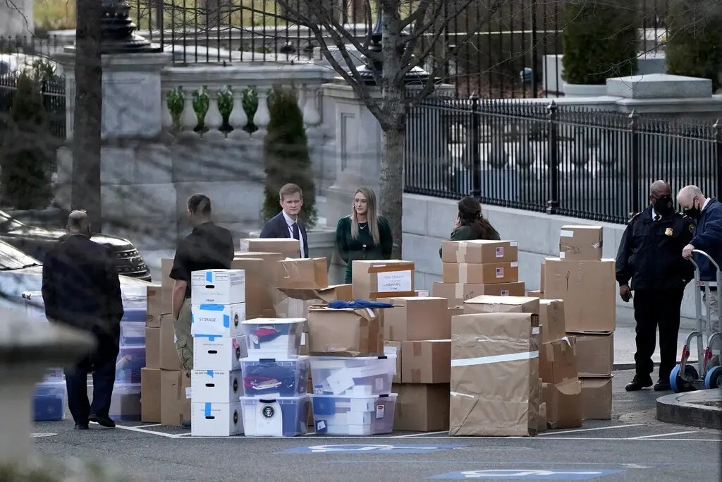 Câu hỏi lớn trong vụ FBI bất ngờ khám xét nhà ông Trump - Ảnh 4.