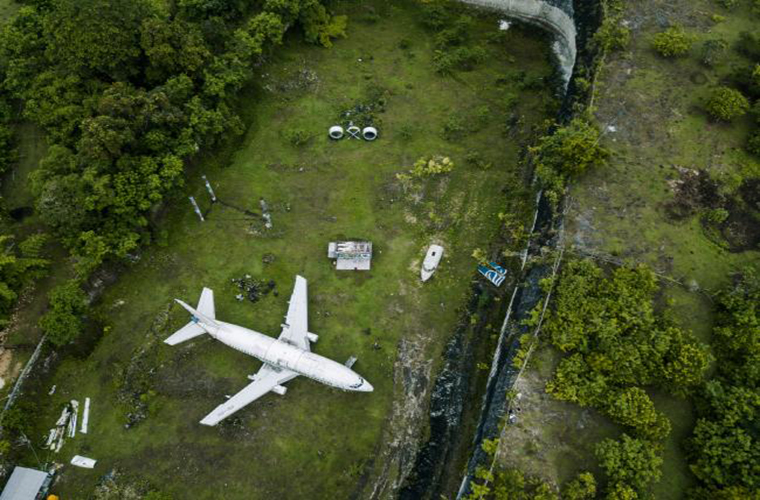 Hình ảnh chiếc máy bay Boeing 737 bí ẩn bị bỏ hoang ở Bali - Ảnh 1.