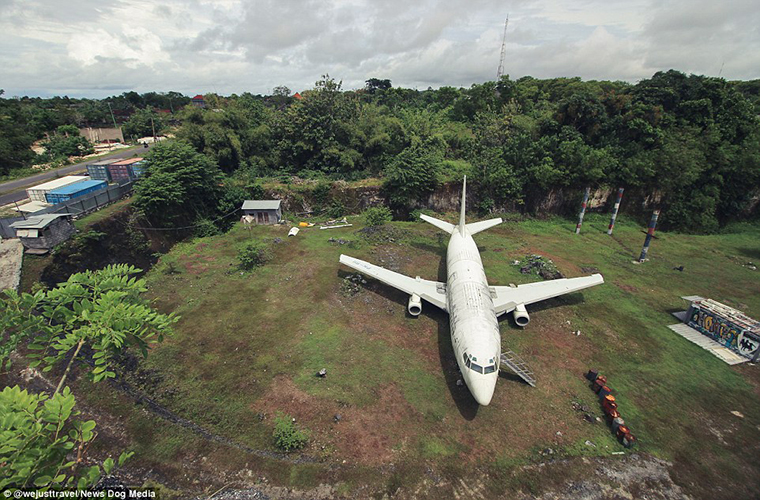 Hình ảnh chiếc máy bay Boeing 737 bí ẩn bị bỏ hoang ở Bali - Ảnh 2.