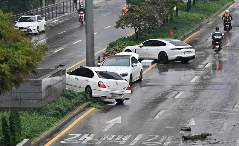 Công viên vẫn ngập nặng, ôtô nằm la liệt sau trận mưa lũ kỷ lục trong hơn 80 năm qua ở Hàn Quốc - Ảnh 6.