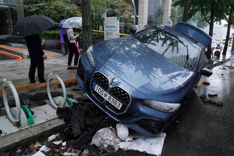 Công viên vẫn ngập nặng, ôtô nằm la liệt sau trận mưa lũ kỷ lục trong hơn 80 năm qua ở Hàn Quốc - Ảnh 7.