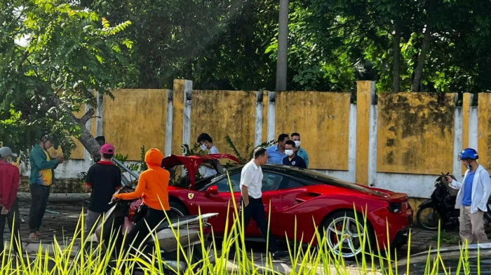Bất ngờ với cách đòi đèn bù của chủ xe Ferrari 488 GTB tai nạn ở Long Biên - Ảnh 1.