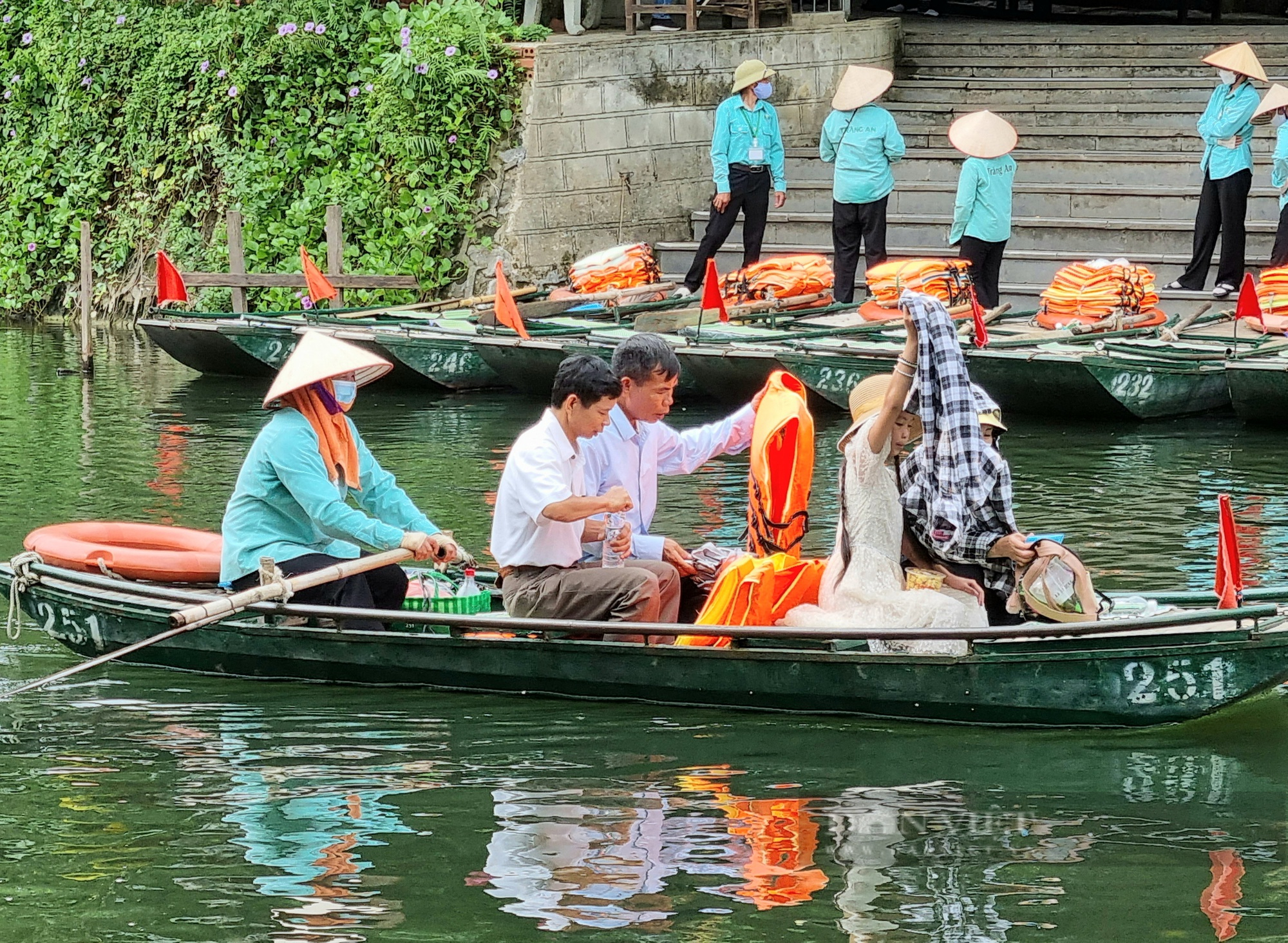 Du lịch Ninh Bình: Niềm vui người chèo đò đưa khách đi tham quan - Ảnh 2.