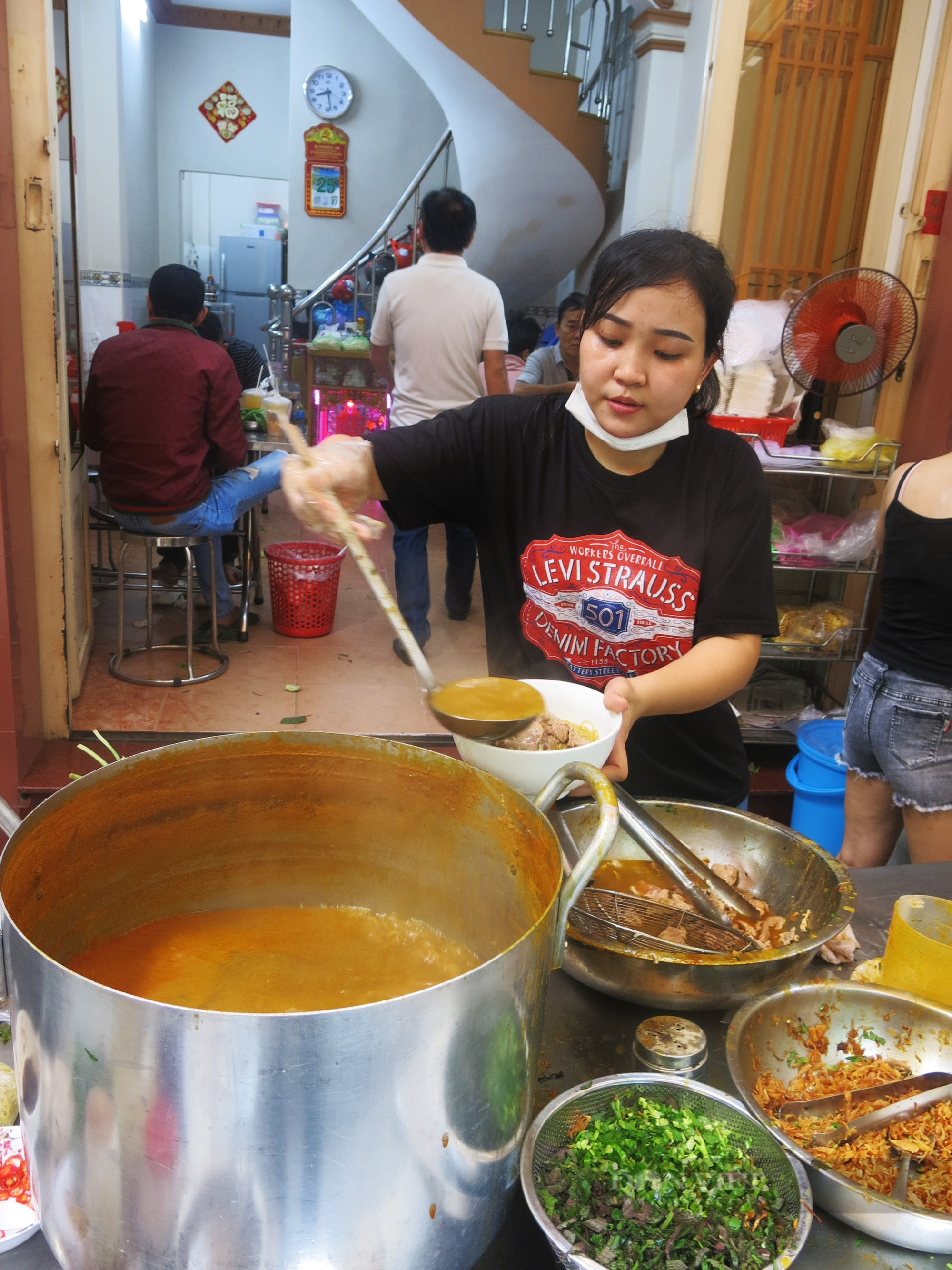 Sài Gòn quán: Tiệm gân nai kho cả tuần chỉ bán 1 bữa, hết vèo trong 2 giờ - Ảnh 3.