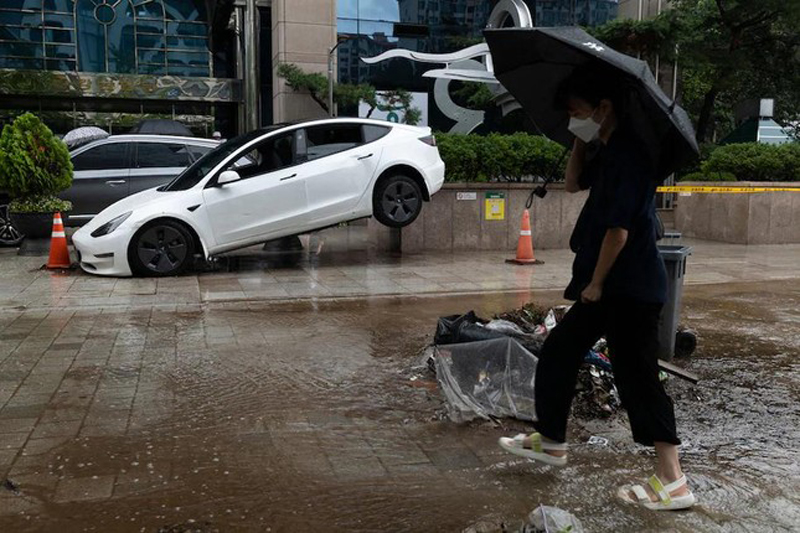 Công viên vẫn ngập nặng, ôtô nằm la liệt sau trận mưa lũ kỷ lục trong hơn 80 năm qua ở Hàn Quốc - Ảnh 8.