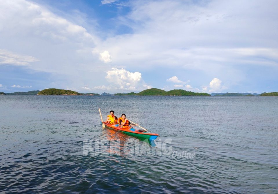 Nơi có thể đi bộ dưới biển dễ dàng ở Kiên Giang chính là vịnh Hạ Long phương Nam - Ảnh 4.